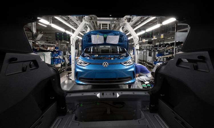 En ny Volkswagen-model samles på fabrik i Sachsen. Arkivfoto Hendrik Schmidt