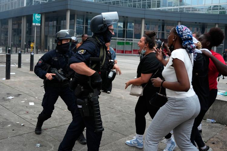 I flere år har politi og indvandrerungdommen stået overfor hinanden. Nu kulminerer hadet mod politiet, der symboliserer den statsmagt, som mange føler svigter indvandrerbefolkningen. Foto: Zakaria Abdelkafi/Ritzau Scanpix