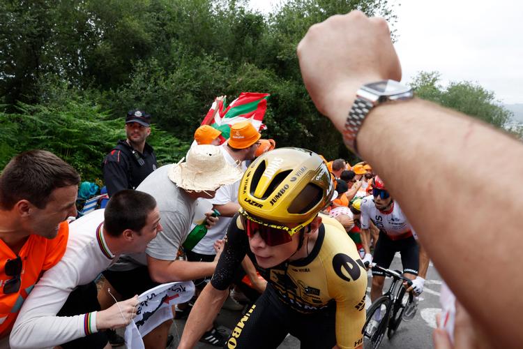 Farten blev presset i vejret under slutfasen af lørdagens Tour-premiere, men Jonas Vingegaard havde ikke problemer med at følge med. Foto: Vincent West/Ritzau Scanpix