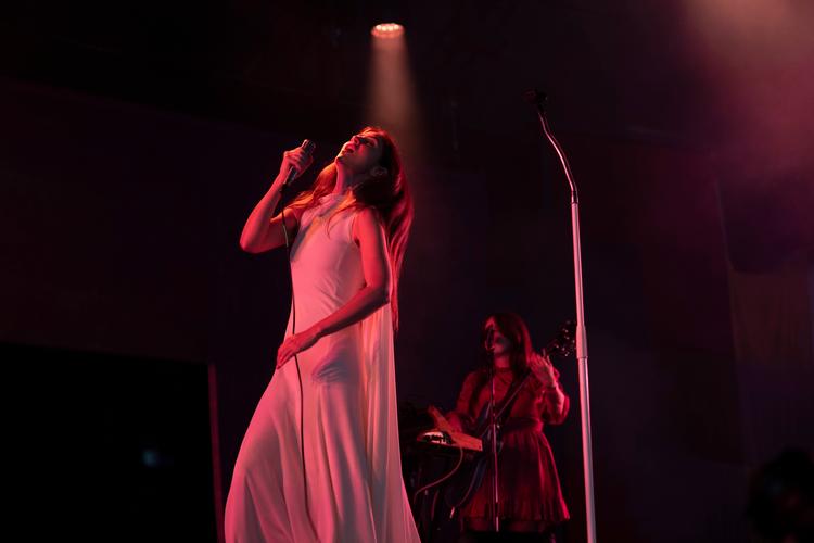 iført en gulvlang hvid kjole med matchende kappe lignede og lød Weyes Blood med det borgerlige navn Natalie Mering en engel på Avalon lørdag eftermiddag. Foto: Nadia Rosalia Nissen