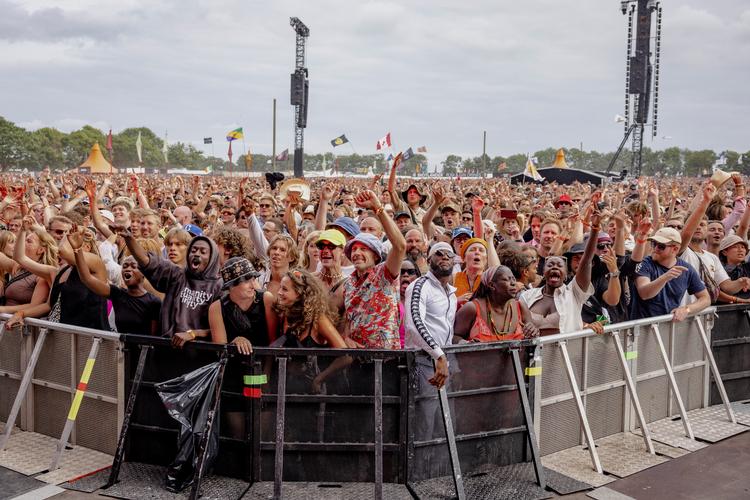 Tilstedeværelsen af Burna Boy på årets Roskilde Festival havde den helt synlige konsekvens, at der var flere festivalgæster med afrikansk baggrund alle dage. Som her, da Busta Rhymes spillede på Orange. Foto: Christian Falck Wolff