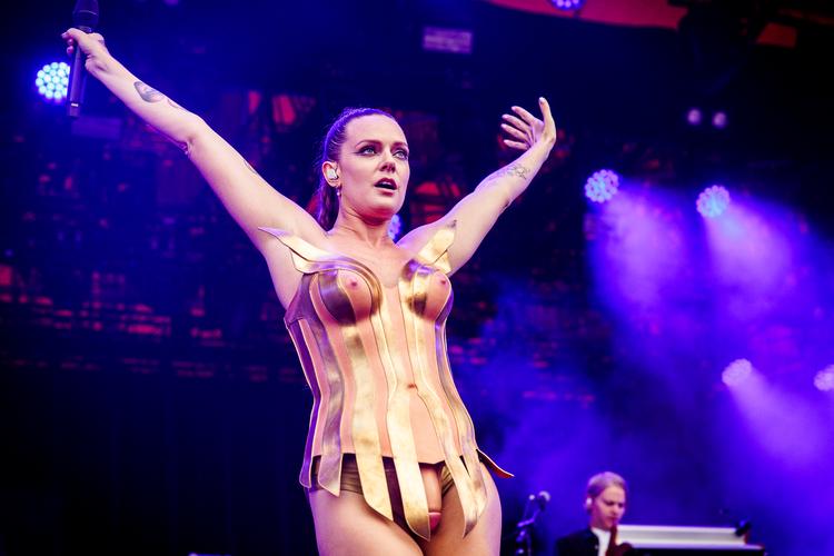 Ifølge Politikens sladderspalte var især Tove Los feministiske statement med bare bryster et meget populært samtaleemne mellem mænd i 30'erne på årets Roskilde Festival.  Foto: Per Lange/Per Lange