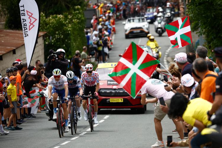 En trio med blandt andre rytteren i den prikkede bjergtrøje, Neilson Powless (EF), fik lang snor af feltet på 2. etape af Tour de France.    Foto: Stephane Mahe/Ritzau Scanpix
