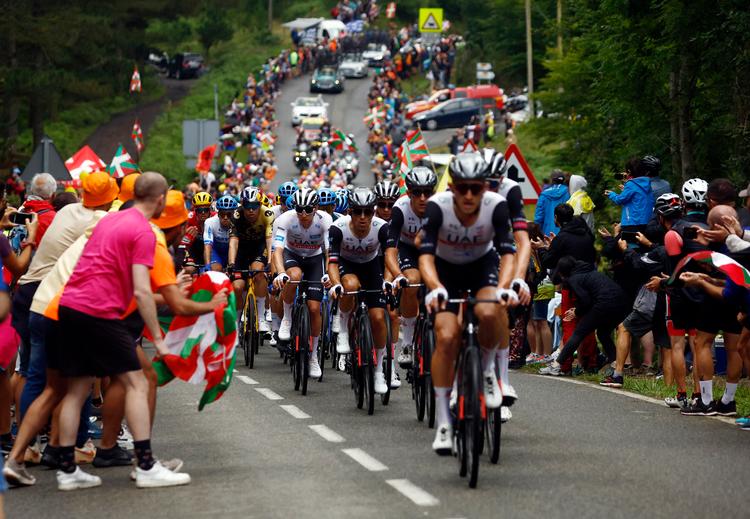 Mikkel Bjerg (forrest) fik undervejs på 2. etape flere gange hug af sine holdkammerater, der til tider mente, at danskeren kørte for stærkt. Men han var svær at holde tilbage. Foto: Stephane Mahe/Ritzau Scanpix