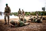 Ukraine får flere soldater uddannet i Vesten. Her er det soldater, der bliver undervist på en militær base i det sydlinge England 20. juni.  Foto: Henry Nicholls/Ritzau Scanpix