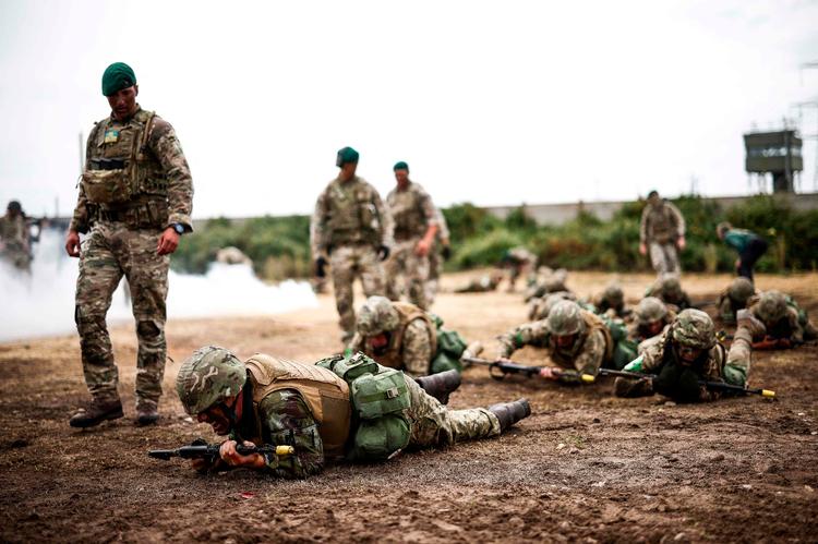 Ukraine får flere soldater uddannet i Vesten. Her er det soldater, der bliver undervist på en militær base i det sydlinge England 20. juni.  Foto: Henry Nicholls/Ritzau Scanpix