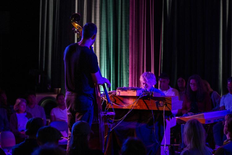 Bremer/McCoy spiller vidunderligt smuk musik og er med god grund en af landets mest populære duoer. På Hotel Cecil blev det dog lige smukt nok. Foto: Finn Frandsen