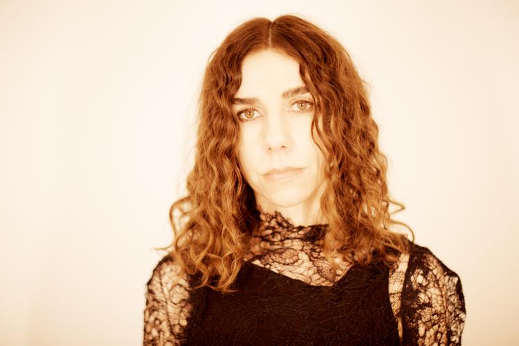 P.J. Harvey vender tilbage til barndomslandet og dets gamle sprogtone på sit album nummer ti. Foto: Steve Gullick