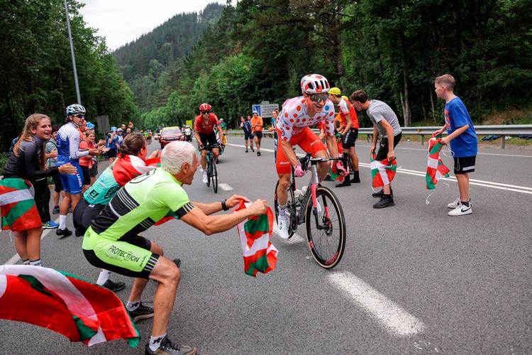 Måske har Neilson Powless (EF) talent til endnu mere, men foreløbig koncentrerer han sig om at forsvare den prikkede bjergtrøje.   Foto: Thomas Samson/Ritzau Scanpix