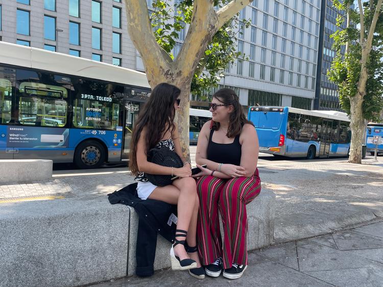 Veninderne Almudena Rivas og Ana Fernandez, som begge læser psykologi og deler de samme bekymringer, men  stemmer vidt forskelligt til valget 23. juli.  