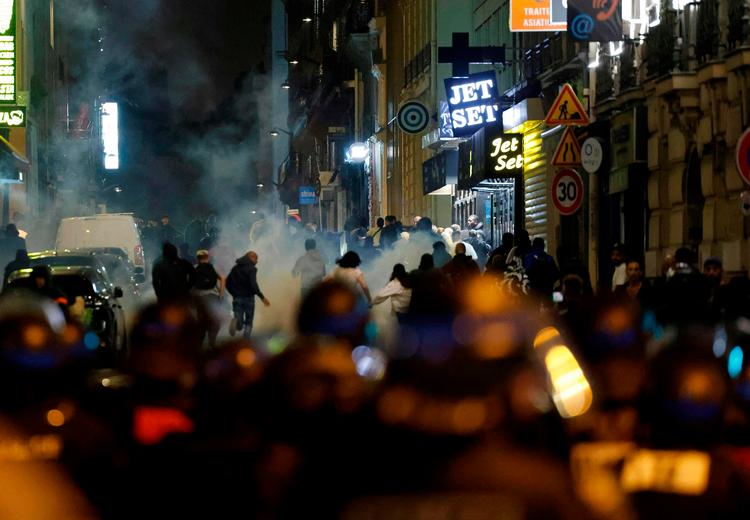 Uromagere og demonstranter på flugt fra politiets tåregas, som er almindelig udbredt. Fransk politi bruger desuden farligt materiel, som politiet i andre europæiske lande har skrottet.  Foto: Ludovic Marin/Ritzau Scanpix