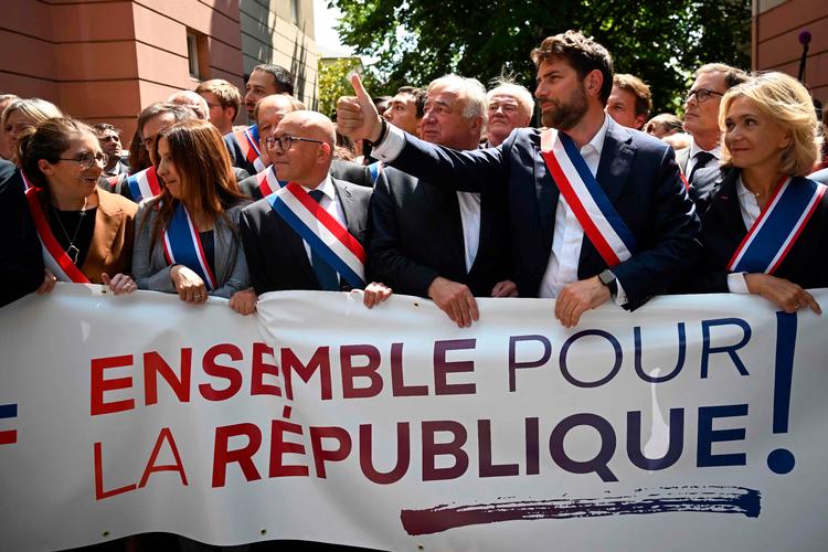  Borgmester fra  L’Haÿ-les-Roses, Vincent Jeanbrun (anden fra højre), deltog mandag i de franske borgmestres møder over hele landet. En gruppe unge forsøgte i weekenden at sætte brand til hans hus, hvor hans hustru og to mindre børn befandt sig. Hustruen brækkede benet under flugten.  Foto: Emmanuel Dunand/Ritzau Scanpix