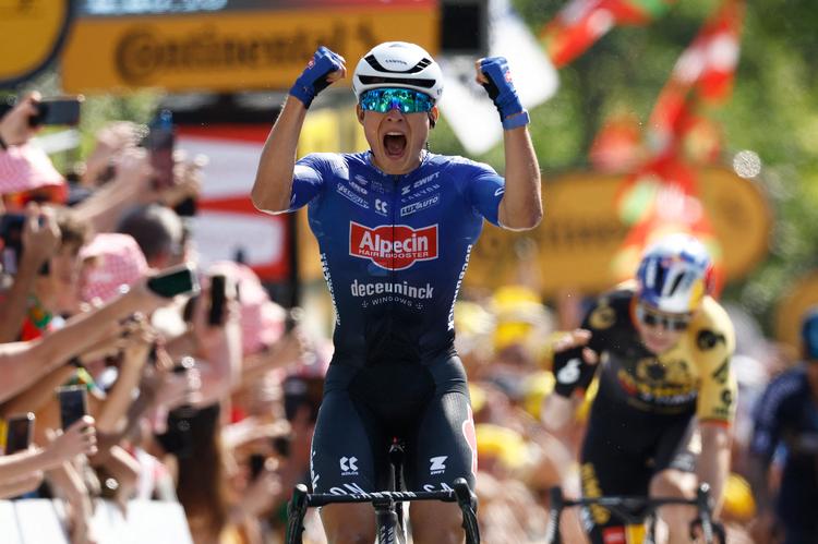 Jasper Philipsen (Alpecin) fejrer sin gevinst, mens Wout van Aert (Jumbo-Visma) i baggrunden frustreret må se til.  Foto: Stephane Mahe/Ritzau Scanpix