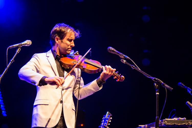 Den amerikanske sanger, sangskriver og musiker har spillet violin, siden  han var fire år, men mestrer også andre strengeinstrumenter. I USA har hans krøllede rockpop et pænt stort publikum.  Foto: Ed Lefkowicz / Vwpics/Ritzau Scanpix