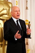 Mange i dag kender bedst Alan Arkin for rollen som bedstefaren i 'Little Miss Sunshine' i 2006, som han fik en Oscar for, men den moderne amerikanske film fra midt-60'erne og frem står i stor gæld til ham. Han blev 89 år.  Foto: Robyn Beck/Ritzau Scanpix