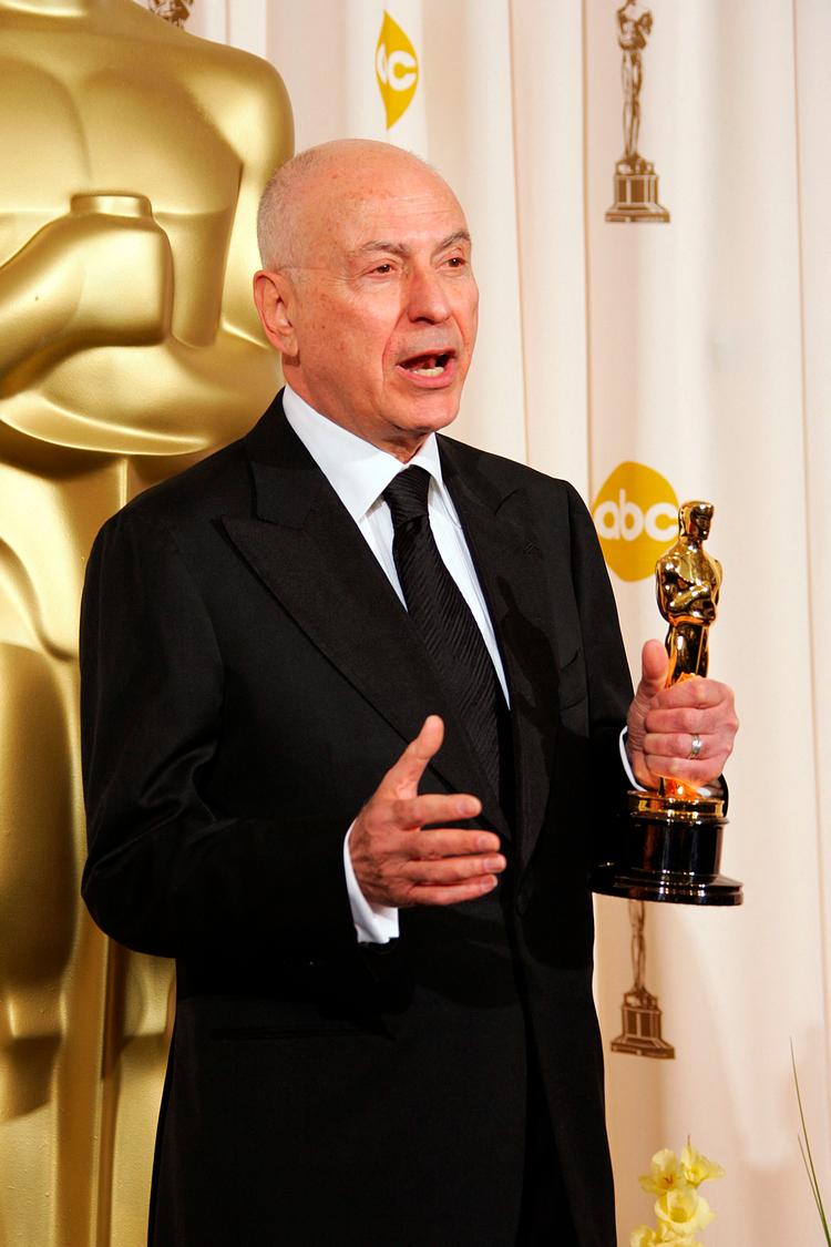 Mange i dag kender bedst Alan Arkin for rollen som bedstefaren i 'Little Miss Sunshine' i 2006, som han fik en Oscar for, men den moderne amerikanske film fra midt-60'erne og frem står i stor gæld til ham. Han blev 89 år.  Foto: Robyn Beck/Ritzau Scanpix