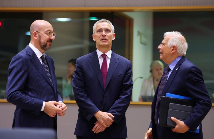 Jens Stoltenberg (i midten) bliver et år mere som generalsekretær i Nato. Med uroen har Kreml scoret et hårdt tiltrængt pr-point, skriver Jacob Svendsen i denne analyse. Foto: Johanna Geron/Ritzau Scanpix