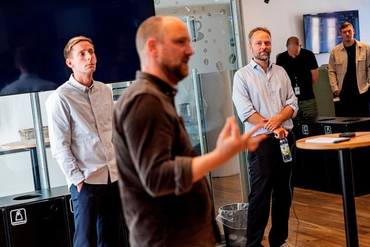 Asger Juhl (th.) kom til Ekstra Bladet for ni måneder siden fra Den Uafhængige, som han var med til at starte. Ansvarshavende chefredaktør Knud Brix (i midten) og Anders Borup Sørensen (tv.) Foto: Jan Sommer