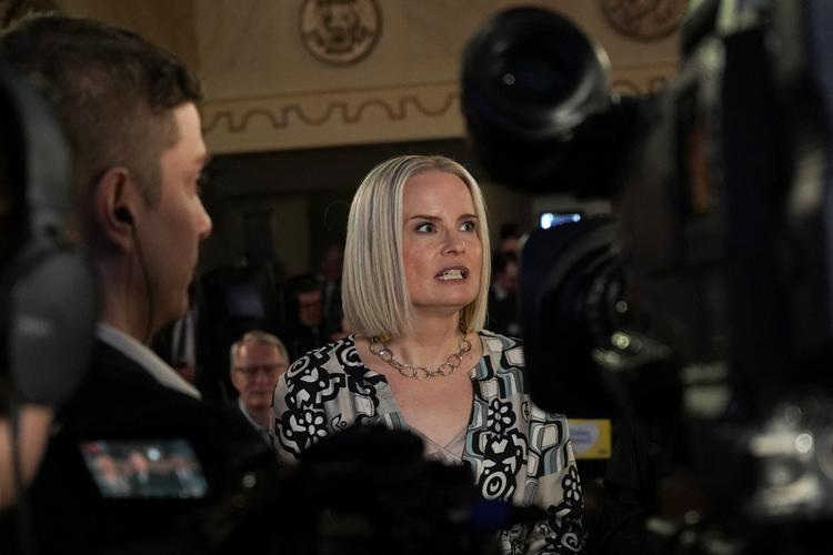 Lederen af regeringspartiet De Sande Finner, Riikka Purra, har foreløbig afvist at lægge afstand til bl.a. de nazivenlige udtalelser, som hendes partifælle og nu tidligere samhandelsminister Vilhelm Junnila er kommet med. Foto: Staff/Ritzau Scanpix