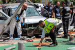 Polititeknikere undersøger gerningsstedet efter terrorangrebet i Tel Aviv. Foto: Jack Guez/Ritzau Scanpix