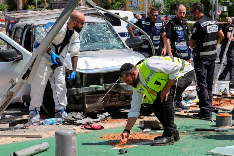 Polititeknikere undersøger gerningsstedet efter terrorangrebet i Tel Aviv. Foto: Jack Guez/Ritzau Scanpix