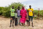 45-årige Mary Deng Madit omgivet af de fem af hendes syv børn, som er med på flugten fra Sudan. Marys sidste to børn er allerede i Sydsudans hovedstad, Juba. Mens hendes mand er blevet tilbage i Khartoum. Foto: Jacob Ehrbahn