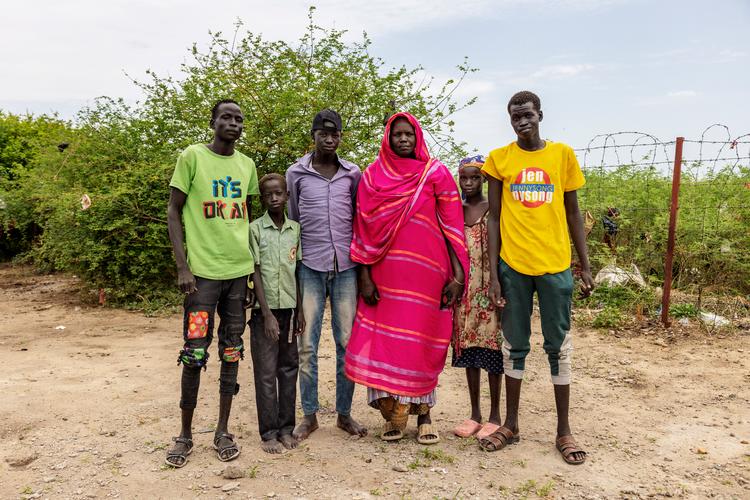 45-årige Mary Deng Madit omgivet af de fem af hendes syv børn, som er med på flugten fra Sudan. Marys sidste to børn er allerede i Sydsudans hovedstad, Juba. Mens hendes mand er blevet tilbage i Khartoum. Foto: Jacob Ehrbahn