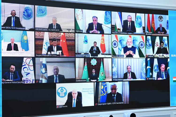 Statsledere og embedsmænd fra Shanghai Cooperation Organisation (SCO) kunne under topmødet ses på en skærm i Kreml i Moskva. Foto: Sputnik/Ritzau Scanpix
