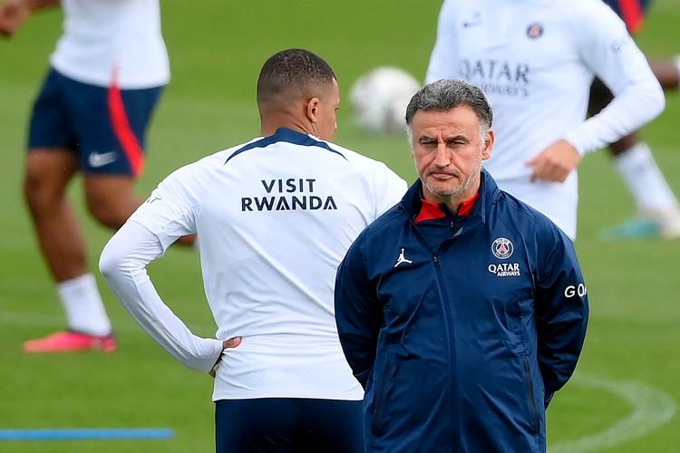 Christophe Galtier ses her på træningsbanen med holdets store profil Kylian Mbappé. Foto: Franck Fife/Ritzau Scanpix