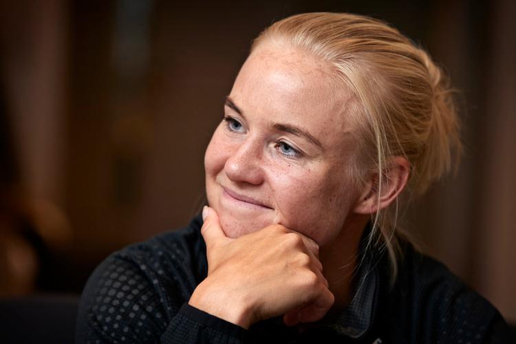 I en lænestol på Marienlyst Strandhotel, hvor kvindelandsholdet er samlet inden VM, forholder Pernille Harder sig til de otte armbind godkendt af Fifa. Foto: Jens Dresling