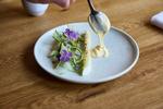 En enkelt hvid asparges ved siden af en knasende crudité af grønne asparges og godt med bechamelsauce. Helt alene og oversaltet. Den føltes som en streg i regningen. Foto: Claus Bjørn Larsen