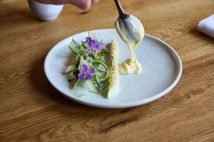 En enkelt hvid asparges ved siden af en knasende crudité af grønne asparges og godt med bechamelsauce. Helt alene og oversaltet. Den føltes som en streg i regningen. Foto: Claus Bjørn Larsen