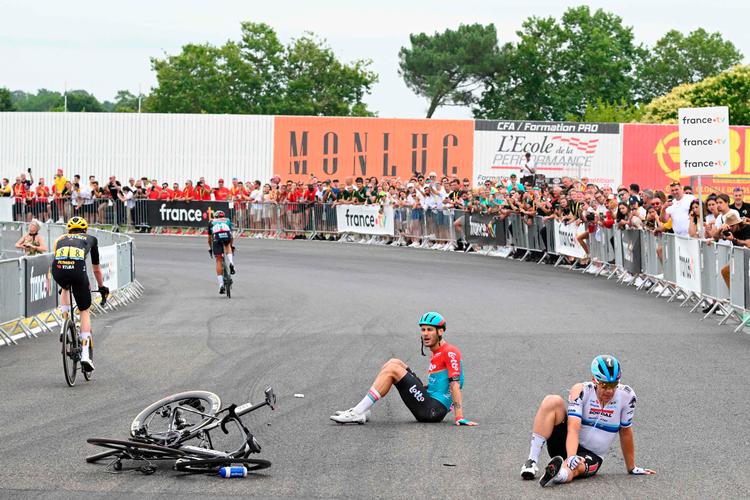 På 4. etape styrtede Michael Mørkøvs holdkammerat Fabio Jakobsen og Lotto Dstnys Irytter Jacopo Guarnieri. Nu udgår Fabio Jakobsen af løbet. Foto: Franck Faugere/Ritzau Scanpix