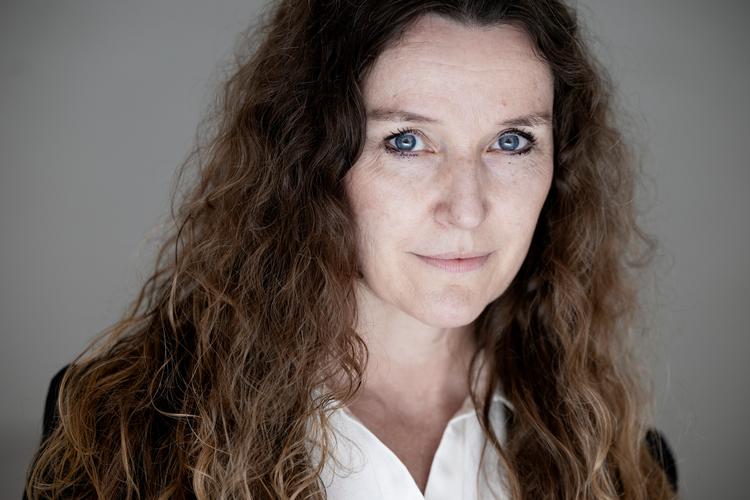 Lene Tanggaard har skrevet flere bestsellere og er lige nu aktuel med bogen 'En lille bog om, hvorfor de fleste forældre skal gøre langt mindre, end de tror'.  Foto: Thomas Borberg