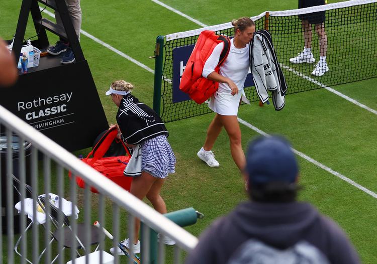 Det var en knust Marta Kostyuk fra Ukraine (th.), der hurtigt forlod banen i Birmingham, da hun for nylig havde tabt en tæt tresætter til russiske Anastasia Potapova. Og håndtryk var udelukket. De kan mødes igen i Wimbledon. Foto: Carl Recine/Ritzau Scanpix