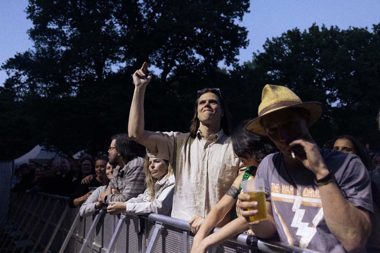 Mens andre omkring hende drikker alkohol til koncerter - som her med The War on Drugs - oplever Dorte Hygum, at musik kan hensætte hende i en ruslignende tilstand, uden at hun har drukket noget.   Foto: Hannah Aurora Almstrup