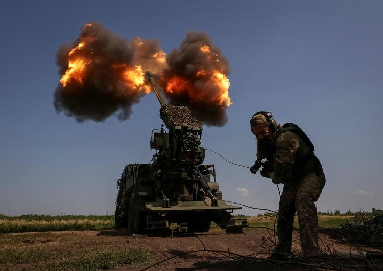 Ukrainske soldater beskyder besættelseshærens positioner nær Bakhmut. Foto: Stringer/Ritzau Scanpix