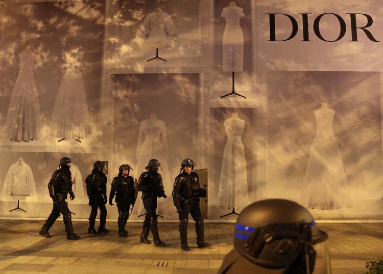 Betjente på Champs ELysees-gaden i Paris under optøjerne. Foto: Nacho Doce/Ritzau Scanpix