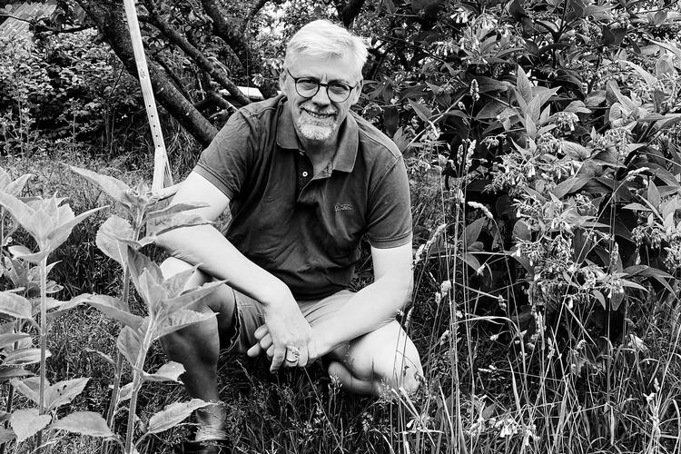 Venstres EU-parlamentariker Erik Poulsen er træt af at blive kaldt 'naturhader', fordi han har stemt imod EU-Kommissionens forslag til en naturlov. Her sidder han i sin egen vilde have (privatfoto).  Foto: Privatfoto