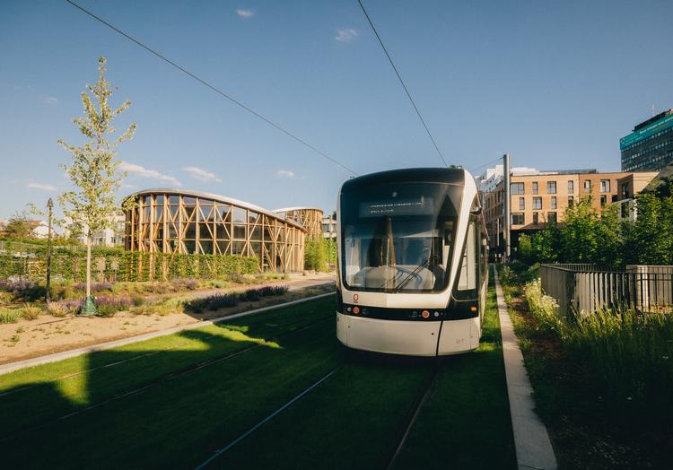 H.C. Andersens Hus ser noget anderledes ud fra dengang, det blot var et pastelgult bindingsværkshus. Siden 2021 har en lille, magisk by af oplevelser ligget klar til opdagelse, og der er rigeligt at se for både børn og voksne. Museet er tegnet af den japanske arkitekt Kengo Kuma.  Foto: Daniel Jensen/VisitOdense