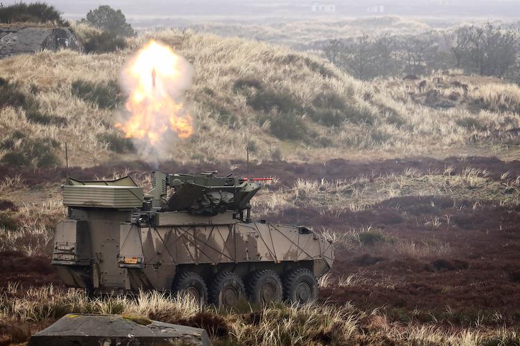 Mens det kniber med at leve op til planen om 300.000 soldater klar til kamp med 30 dages varsel, så går det bedre for Natos krav om flere og større øvelser. I Oksbøl var 500 soldater fra 12 lande samlet i marts  til den største artilleriøvelse på dansk jord i 30 år. Foto: Jens Dresling