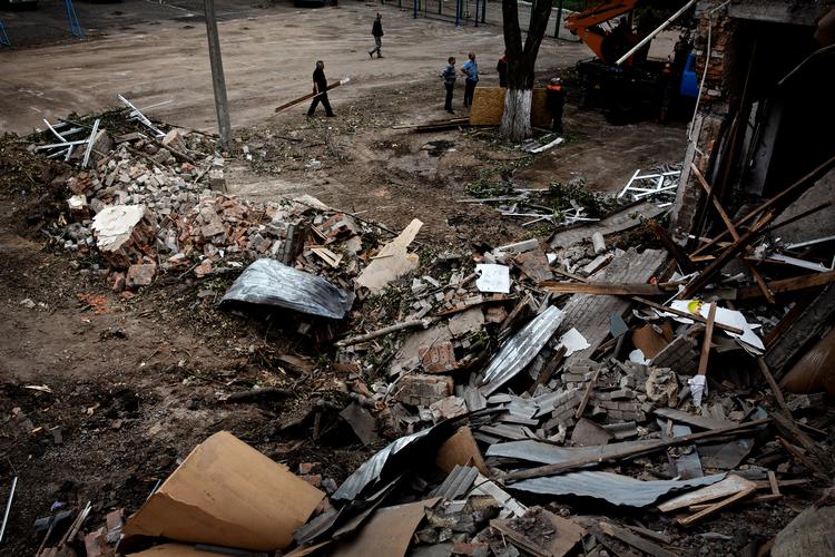 Foto fra byen Mykolajiv 70 kilometer fra Kherson fra september 2022. Et gymnasium midt i byen blev ramt af russiske klyngebomber.  Foto: Martin Lehmann