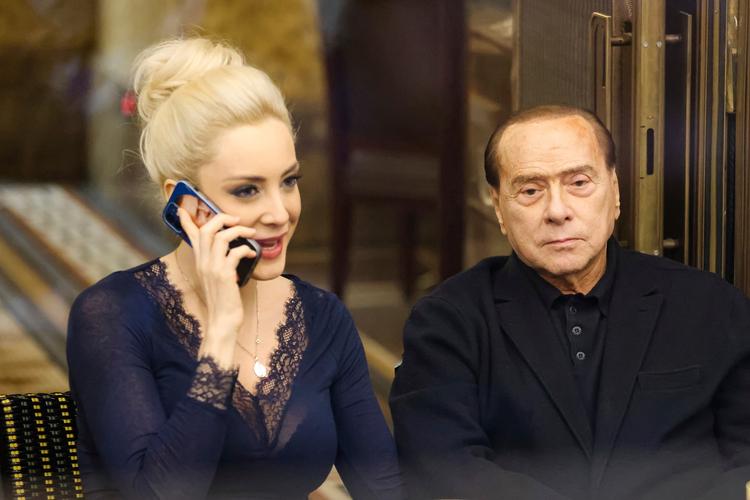 Silvio Berlusconi og hans sidste kæreste, den 33-årige politiker Marta Fascina. Foto: Alessandro Bremec/Ritzau Scanpix