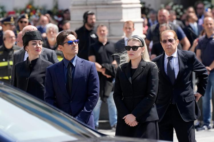 Berlusconsis yngre bror Paolo (th.) står ved siden af Berlusconis børn, datteren Barbara og sønnen Pier Silvio, til Berlusconis begravelse. Foto: Antonio Calanni/Ritzau Scanpix