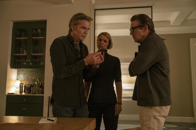 At kidnapningsthrilleren 'Full Circle' er stjernespækket hjælper ikke, når stjerneinstruktøren Steven Soderbergh ikke synes at have instrueret dem.  Her er det Timothy Olyphant, Claire Danes og Dennis Quaid.  PR HBO Max
