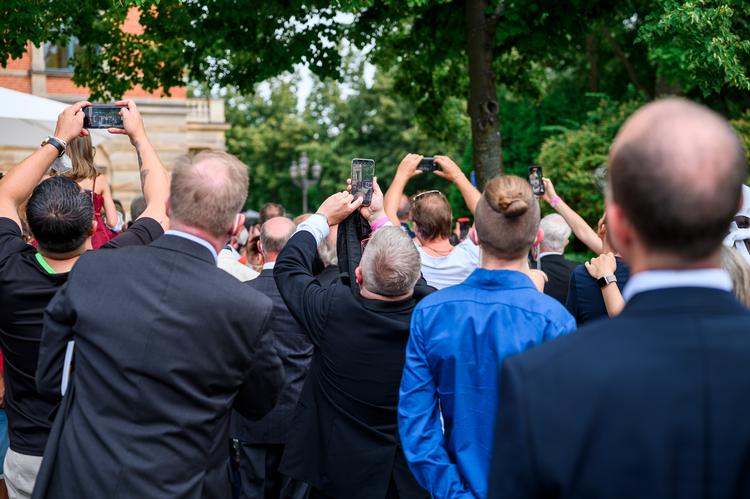 Normalt er der tætpakket omkring festspilhuset i byen Bayreuth, der ligger tæt på Nürnberg. På billedet er vi til åbningen i 2021.  Foto: Daniel Vogl/Ritzau Scanpix