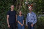 Beboerne på Tybjergvej i Vanløse, her Brian Neiiendam, Inge Binderup og Thomas Bonefeld Jørgensen, har svært ved at tro på, at de nye vurderinger rammer rigtigt, når de ikke tager højde for, at nogle huse har en jernbane i baghaven. Foto: Christian Falck Wolff