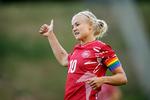 Danmarks anfører, Pernille Harder, spillede for nylig med et regnbuearmbind i testkampen mod Spanien, men det må hun ikke ved VM. Fifa anser regnbuen som et politisk symbol, og det er ifølge Fifa-reglementerne ikke tilladt.  Foto: Jens Dresling