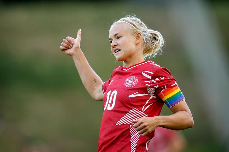 Danmarks anfører, Pernille Harder, spillede for nylig med et regnbuearmbind i testkampen mod Spanien, men det må hun ikke ved VM. Fifa anser regnbuen som et politisk symbol, og det er ifølge Fifa-reglementerne ikke tilladt.  Foto: Jens Dresling