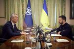 Nato's generalsekretær, Jens Stoltenberg, kunne fredag eftermiddag bekræfte, at præsident Volodomyr Zelenskyj har meldt sin ankomst til topmødet i Vilnius, hvor han blandt andet vil deltage i et møde i det nye Nato-Ukraine-Råd. Foto: Presidential Office of Ukraine/Ritzau Scanpix